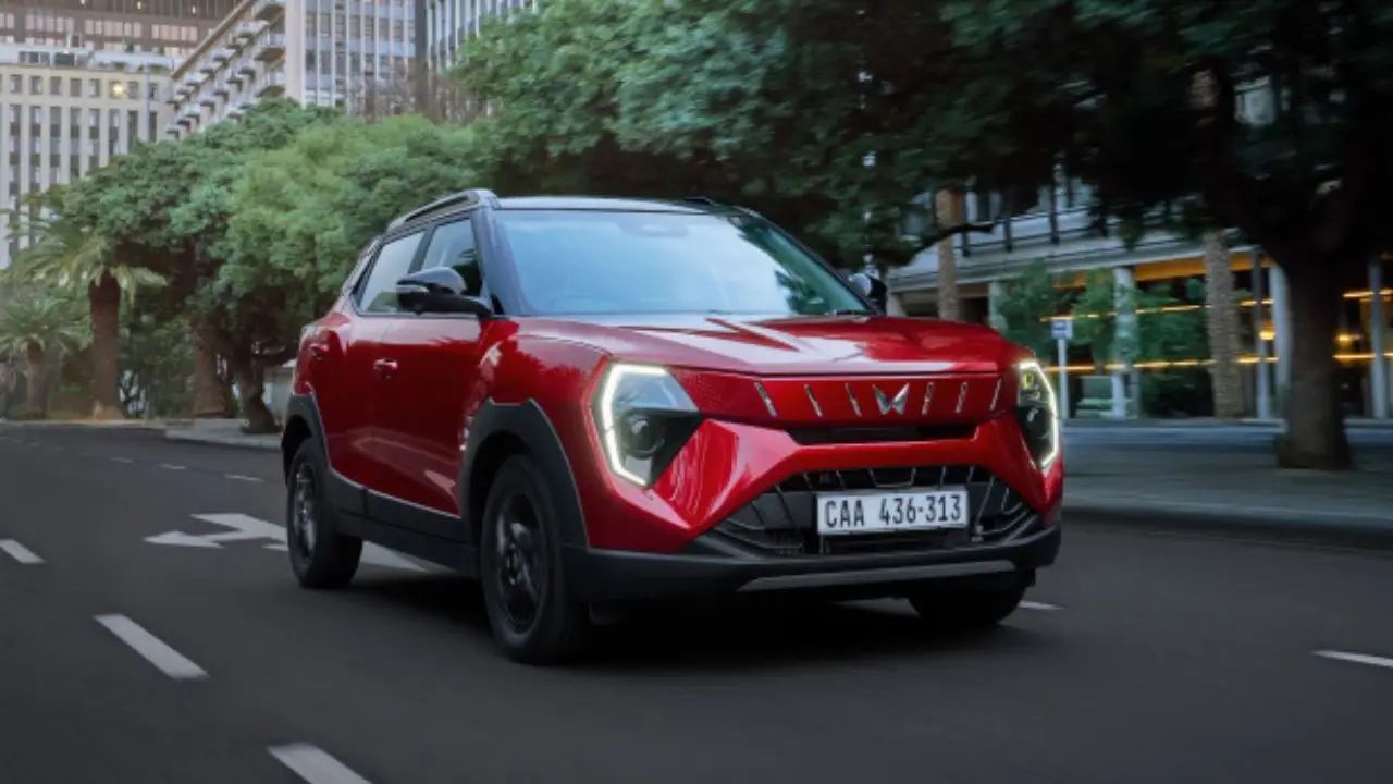 महिंद्रा ने अपनी पॉपुलर SUV XUV300 को एक नया और बेहतर अवतार दिया है – Mahindra XUV 3XO RevX। यह कार पहले से ज्यादा स्टाइलिश,